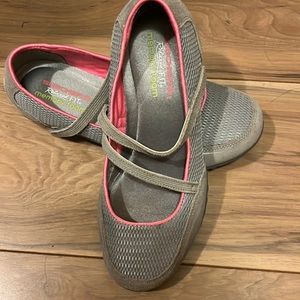 Size 8 new without box Skechers relaxed fit